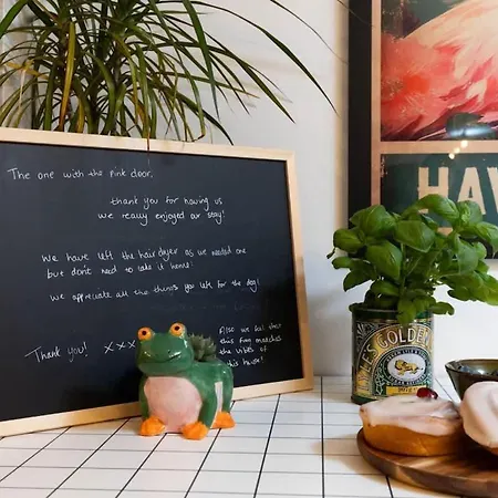 別荘 The One With The Pink Door スカーバラ