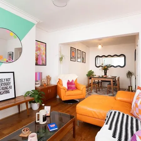 The One With The Pink Door 別荘