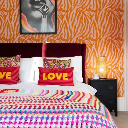 The One With The Pink Door 別荘 *