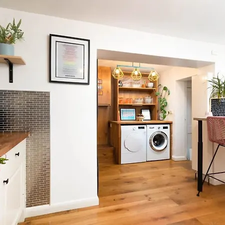 別荘 The One With The Pink Door