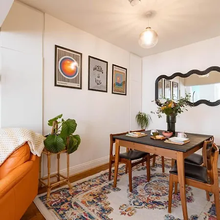 The One With The Pink Door 別荘 スカーバラ