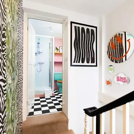 The One With The Pink Door בית נופש