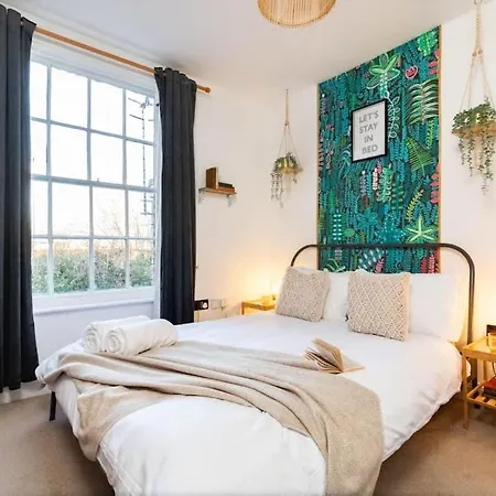 The One With The Pink Door בית נופש