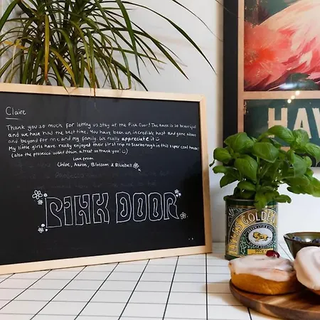 The One With The Pink Door בית נופש