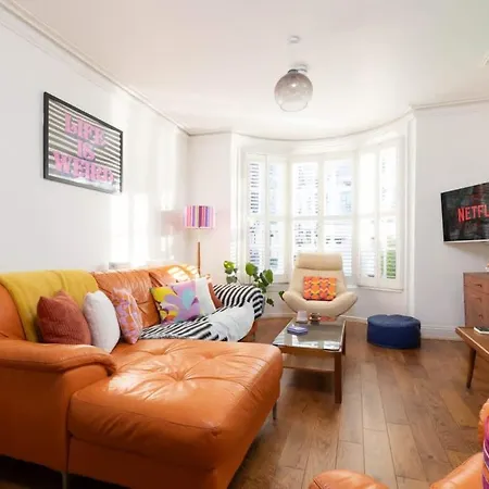 The One With The Pink Door * סקארבורו