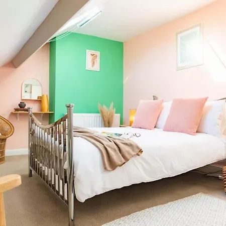 Сasa de vacaciones The One With The Pink Door