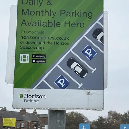 The One With The Pink Door סקארבורו