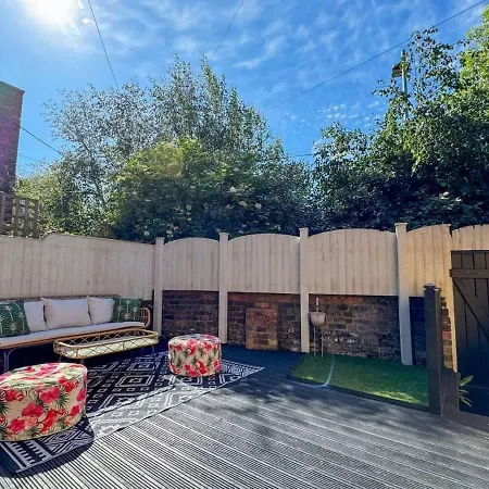 The One With The Pink Door * סקארבורו