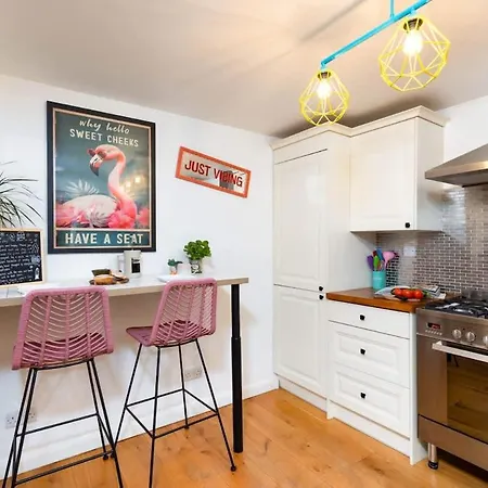 The One With The Pink Door בית נופש