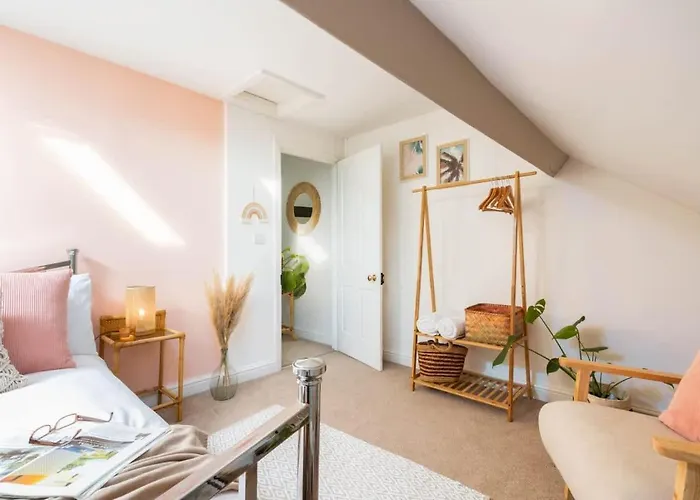 Holiday home The One With The Pink Door *